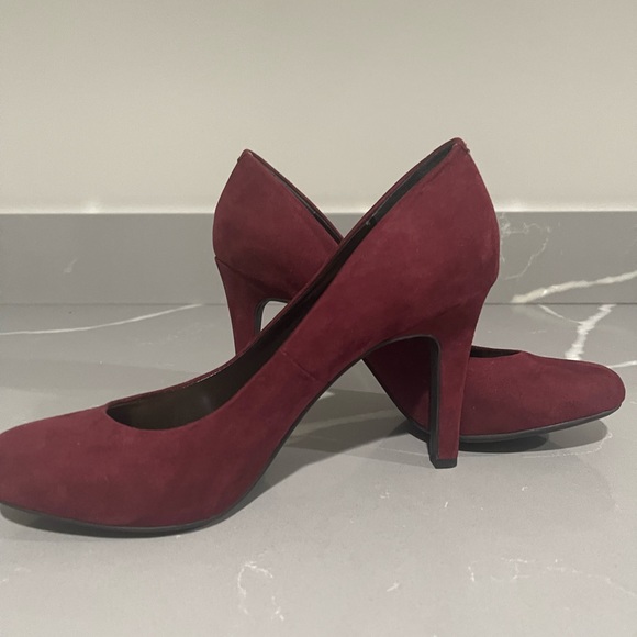 Burgundy heels - Picture 2 of 2